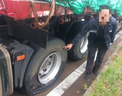 某高速30輛車被釘子扎破，車主用臥式液壓千斤頂更換輪胎